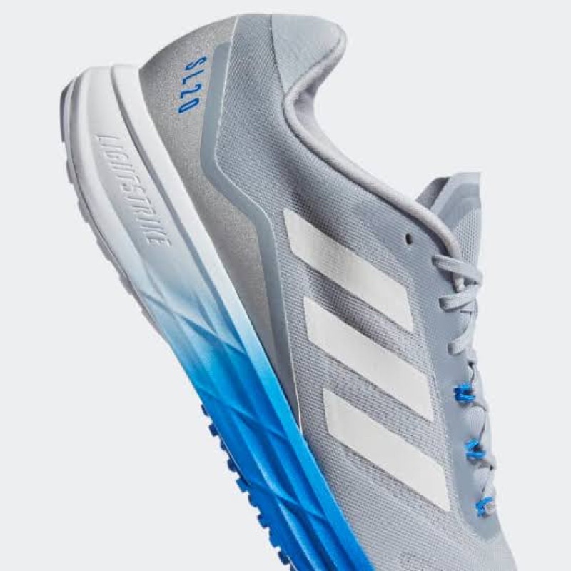 รองเท้าผ้าใบวิ่ง adidas