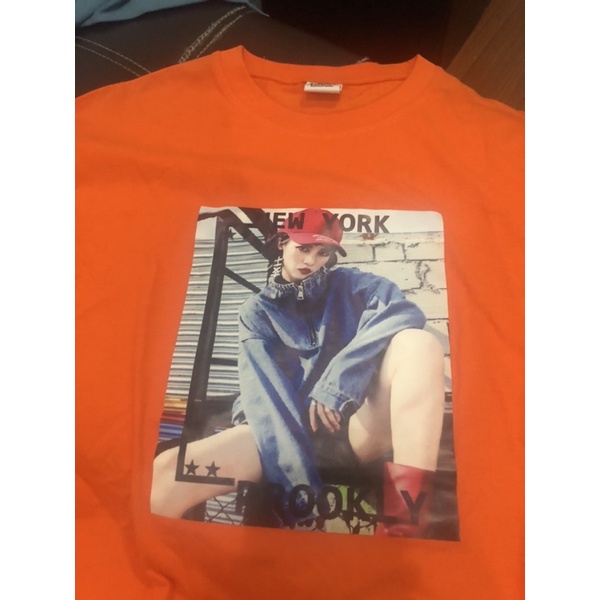 เสื้อยืด สีส้ม ความกว้างเสื้อ 20 นิ้ว ความยาว 27 นิ้ว จากห้าง union mall