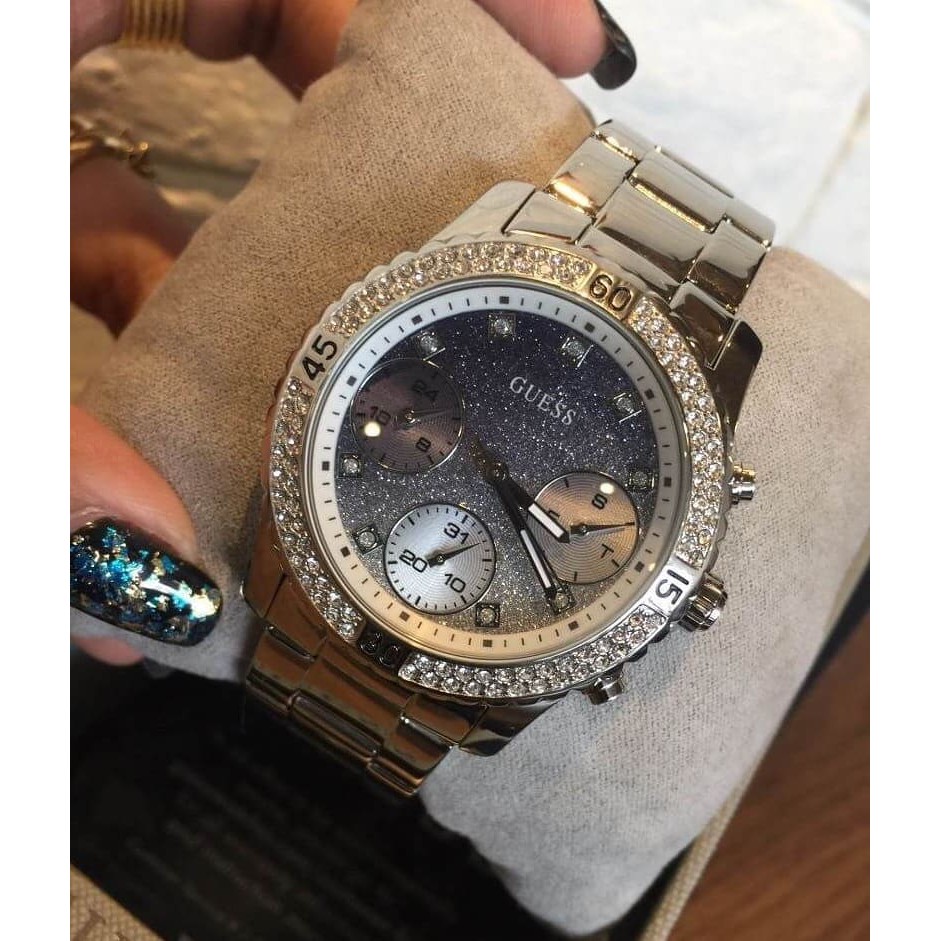 พร้อมส่ง นาฬิกาข้อมือผู้หญิง GUESS สายสแตนเลสสีเงิน หน้าปัดล้อมด้วยคริสตัล U0774L6