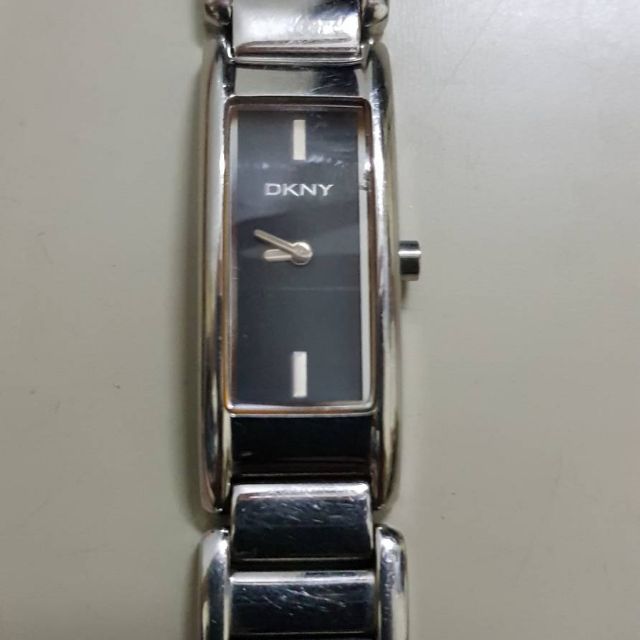 DKNY แท่