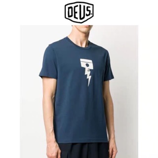 เสื้อยืดคอกลม  DEUS  แท้💯% 🧿แต่งสกรีนลายหน้า-หลัง (DU017)