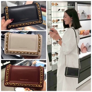 CHARLES &amp; KEITH CHAIN DETAIL CLUTCH รุ่นนี้ฮิตมาก