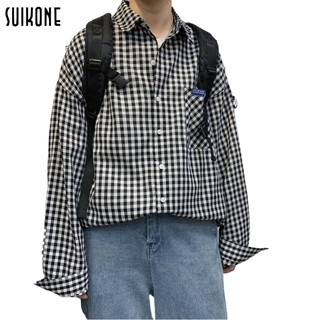 Suikone เสื้อเชิ้ตแขนยาว เสื้อเชิ้ตคอกลมลายสก๊อตผู้ชายสไตล์ฮ่องกงฤดูใบไม้ผลิและฤดูใบไม้ร่วงเวอร์ชั่นเกาหลีแฟชั่นเสื้อเยาวชนวรรณกรรมหลวมเสื้อเชิ้ตขนาดใหญ่ เสื้อเชิ้ตผู้ชายแขนยาว