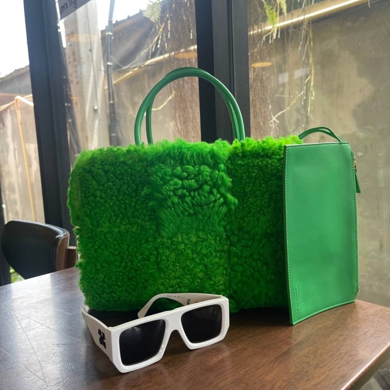 ⚡️พร้อมส่ง⚡️ กระเป๋าถือ ARCO SHOPPING TOTE ขนฟูน่ารักงานสานทรงสวยเข้ากับทุกชุด VIP สีเขียวสดสว่าง