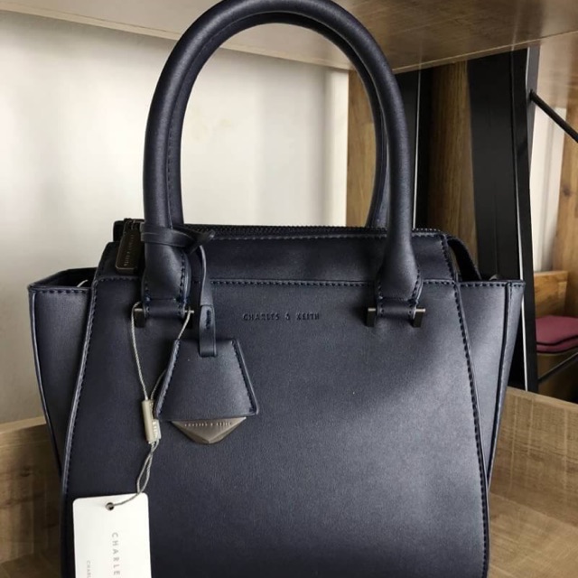 CHARLES &amp; KEITH SMALL CITY BAG •มาพร้อมถุงผ้า Charles &amp; Keith