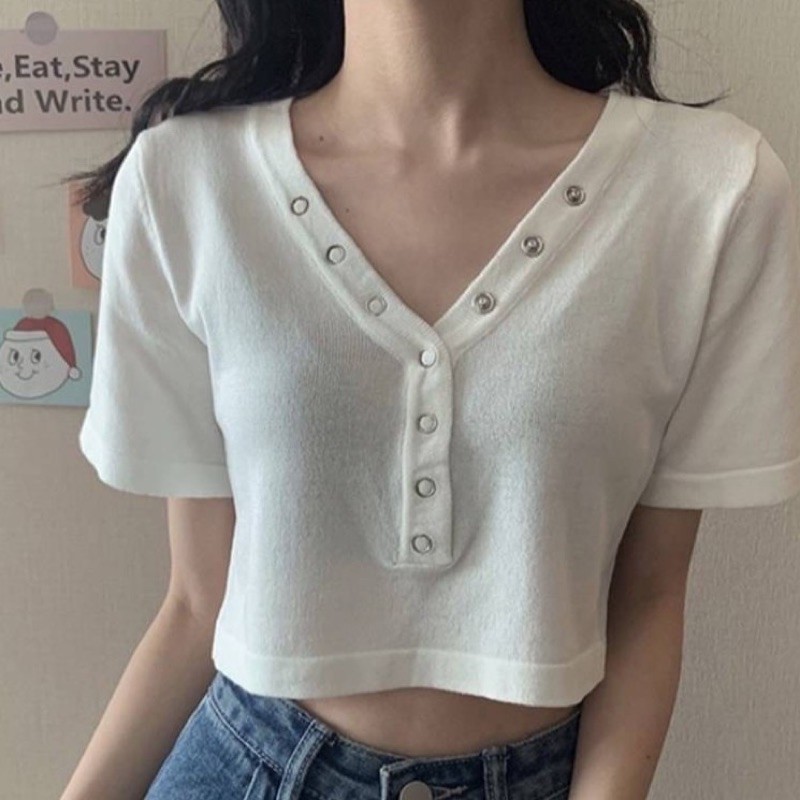 เสื้อครอปแขนสั้นคอวี กระดุมหน้า มือ1 จากร้าน Mollygirl // cicishop1