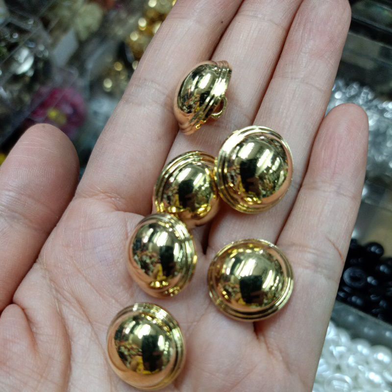 กระดุมทองกลมนูน 1 ชุดมี 6 เม็ด งานดีสีสวย