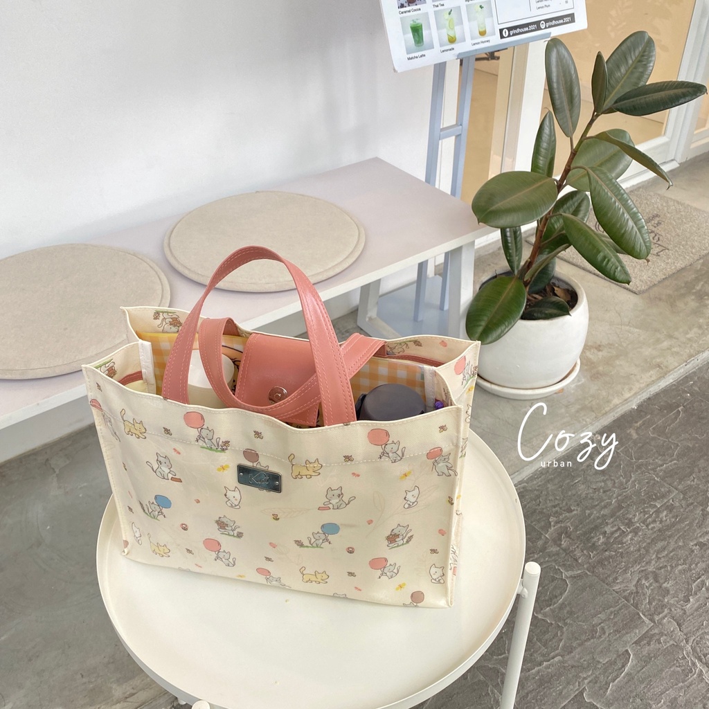 KEPT Cozy Urban A4แนวนอน 6ช่อง กระเป๋าถือผ้าเคลือบกันน้ำรุ่นcozy urban ลายใหม่ HAPPY PUPPIES