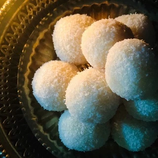 ขนมลาดู ลาดูมะพร้าวนมสด coconut ladoo ถวายพระพิฆเนศ มหาเทพได้ทุกพระองค์ ( กล่อง 3 ชิ้น ขึ้นไป แถมฟรี!! เทียน + กำยาน )