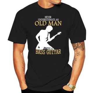 เสื้อยืดผ้าฝ้ายพิมพ์ลายแฟชั่น เสื้อยืด พิมพ์ลาย Never Underestimate An Old Man With A Bass Guitar สีดํา สําหรับผู้ชายวัย