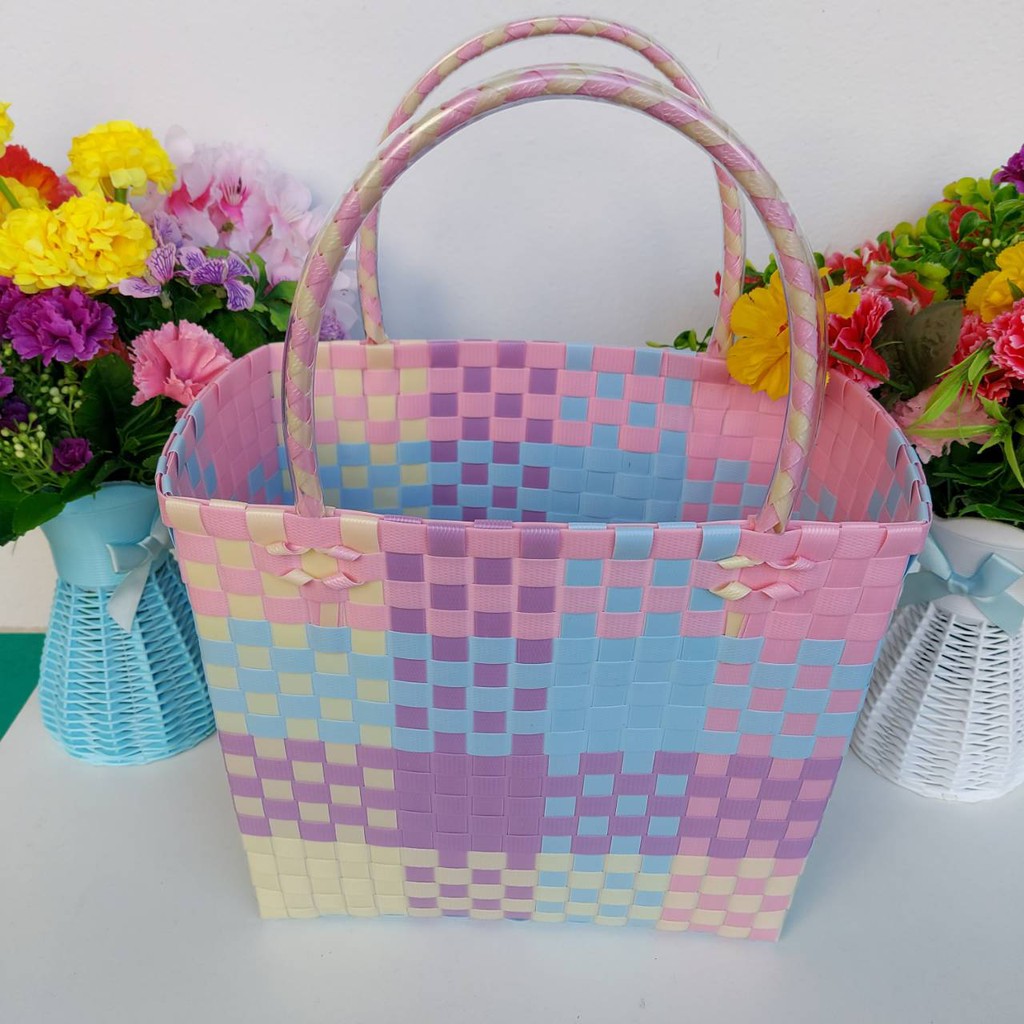 กระเป๋าสาน เส้นพลาสติก  แบบถือ สียูนิคอรน กว้าง13ยาว24.5สูง23cmวัดจากขอบปากกระเป๋า - รูปที่ 2