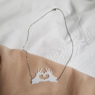 สร้อยคอ จี้มือทำรูปหัวใจ Hand act heart necklace