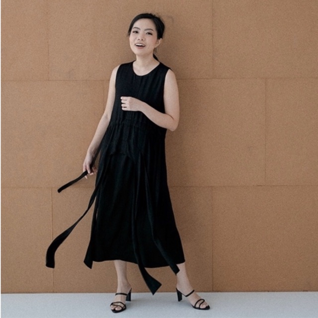 ..ชุดเดรส Eunoia Flowy ในคอลเลกชั่น Arcane สีดําและสีขาว