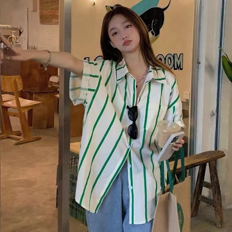 2022 จุดใหม่เสื้อเชิ้ตแขนสั้นลายทาง ทรงหลวม เข้าได้กับทุกชุด สไตล์เรโทร ...
