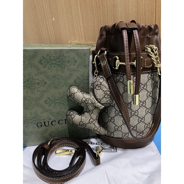 กระเป๋า Gucci ทรงถังมีสายคล้องแขนและสายสะพายยาวให้นะคะ (แถมพวงกุญแจ,กระเป๋าตังค์ใบสั้น) ไปพร้อมกล่อง ราคา 309 บาท