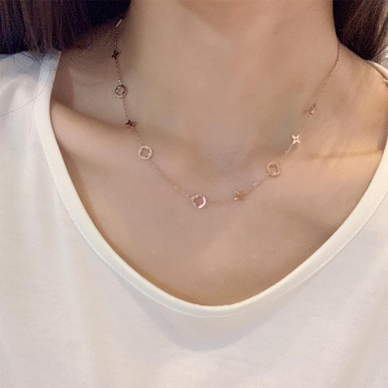 เครื่องประดับ สร้อยคอโซ่ไทเทเนียม จี้ดอกไม้ ใบโคลเวอร์สี่แฉก ขนาดเล็ก ระดับไฮเอนด์ หรูหรา สําหรับผู้หญิง