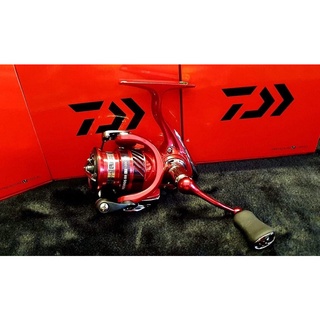 รอกสปินนิ่ง Daiwa REVROS RR LT สีแดง