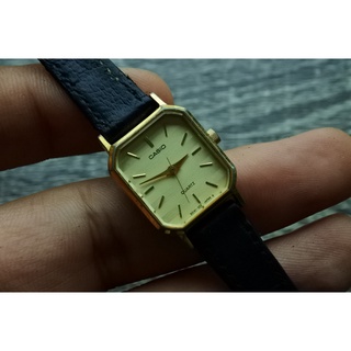 นาฬิกา Vintage มือสองญี่ปุ่น CASIO ระบบ Quartz ผู้หญิง ทรงสี่เหลี่ยม กรอบทอง หน้าทอง หน้าปัด 24mm