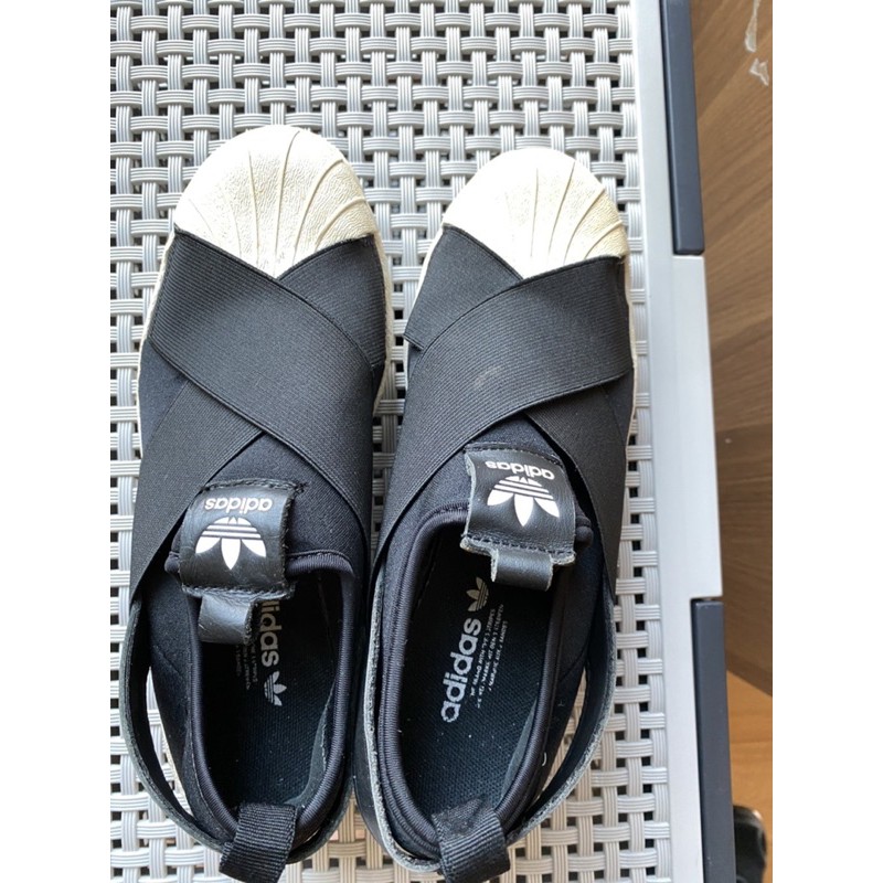 Adidas Superstar Slip on สี core black สภาพ 60% ขอบยางเป็นสีเหลืองนวล เอาไปทำความสะอาดได้ size US 7 UK 5 1/2 JP 240