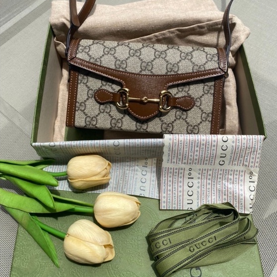 กระเป๋าสะพายใบเล็ก ผ้าใบ GG สีเบจและน้ำตาล Mini Gucci Horsebit 1955 Brown แบรนด์ Gucci