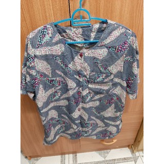 เสื้อมือสอง คุณภาพดี เป็นแบบติดกระดุมด้านหน้า อก 44 นิ้ว