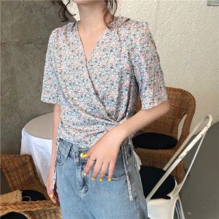♡ พร้อม​ส่ง​ ♡ ​เสื้อไขว้หน้าผูกโบว์​ ลายดอกไม้​ 3สี