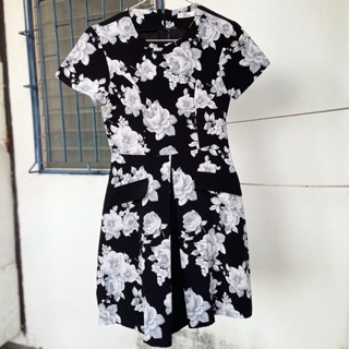 Pani black and white dress เดรสลายดอก