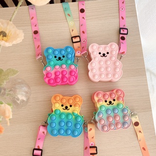 Pop It Bag Fidget กระเป๋าสะพายไหล่ บับเบิล บรรเทาความเครียด ของเล่นหมี สีสันสดใส กระเป๋าใส่เหรียญ สีรุ้ง สําหรับเด็กเล็ก น่ารัก กระเป๋าสะพายไหล่