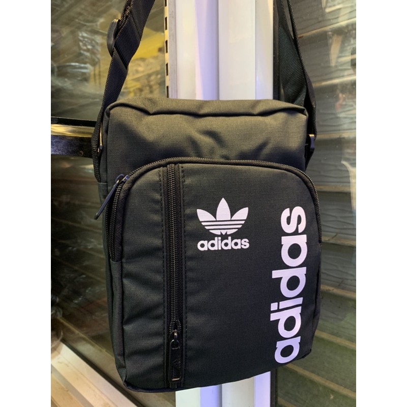 [ลิขสิทธิ์เเมท้] กระเป๋าเป้สะพายข้าง Adidas ทรงกระบอกใบใหญ่ ออกเเบบด้วยสกิลตัวใหญ่ด้านหน้า มี1ช่องซิ