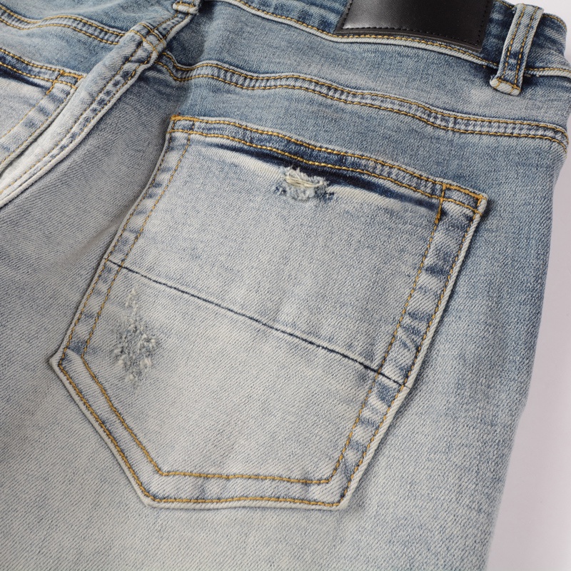 amiri กางเกงยีนส์ผู้ชายย้อนยุคใหม่สีฟ้าอ่อน ripped patch ปักตัวอักษร street style ราคา ถูกที่สุด ดีลบีเคเค แกลเลอรีภาพที่ 4