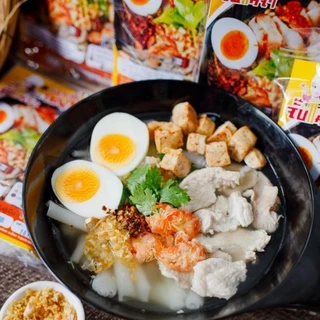 ก๋วยเตี๋ยว เส้นใหญ่ น้ำใส แถมหมูยออบแห้ง กุ้งแห้ง ต้นหอมผักชี กระเทียมเจียว พริกผัด