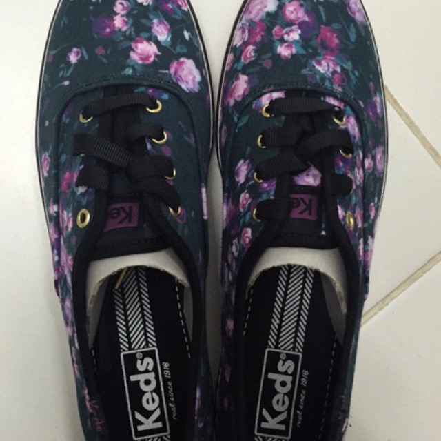 รองเท้าผ้าใบ keds