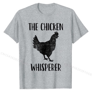 เสื้อยืดผ้าฝ้ายพิมพ์ลายแฟชั่น เสื้อยืดผ้าฝ้าย พิมพ์ลาย The Chicken Whisperer - Chicken Owner สําหรับผู้ชาย