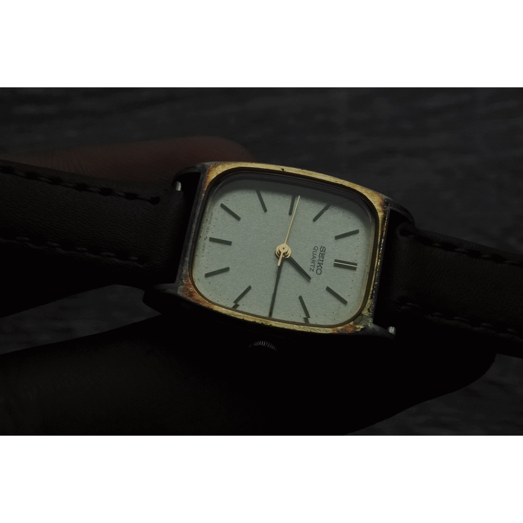 นาฬิกา Vintage มือสองญี่ปุ่น SEIKO 1421 5380 ระบบ Quartz ผู้หญิง ทรงสี่เหลี่ยม กรอบทอง หน้าทอง หน้าปัด 22mm