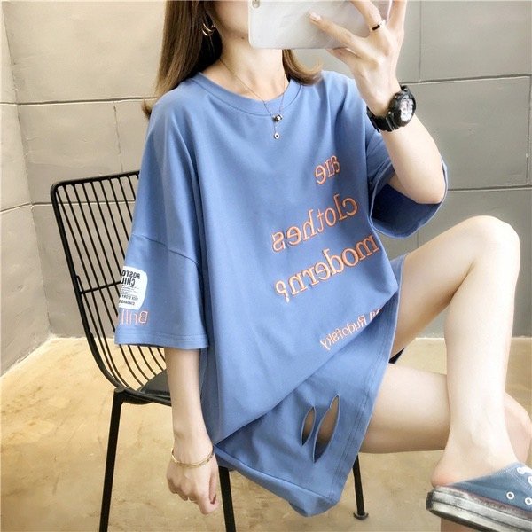 เสื้อแขนสั้น Oversize คอกลม ปักอังกฤษด้านหน้า ชายเสื้อแต่งขาด มี 4 สี ผ้าคอตตอล สินค้าพร้อมส่ง A09