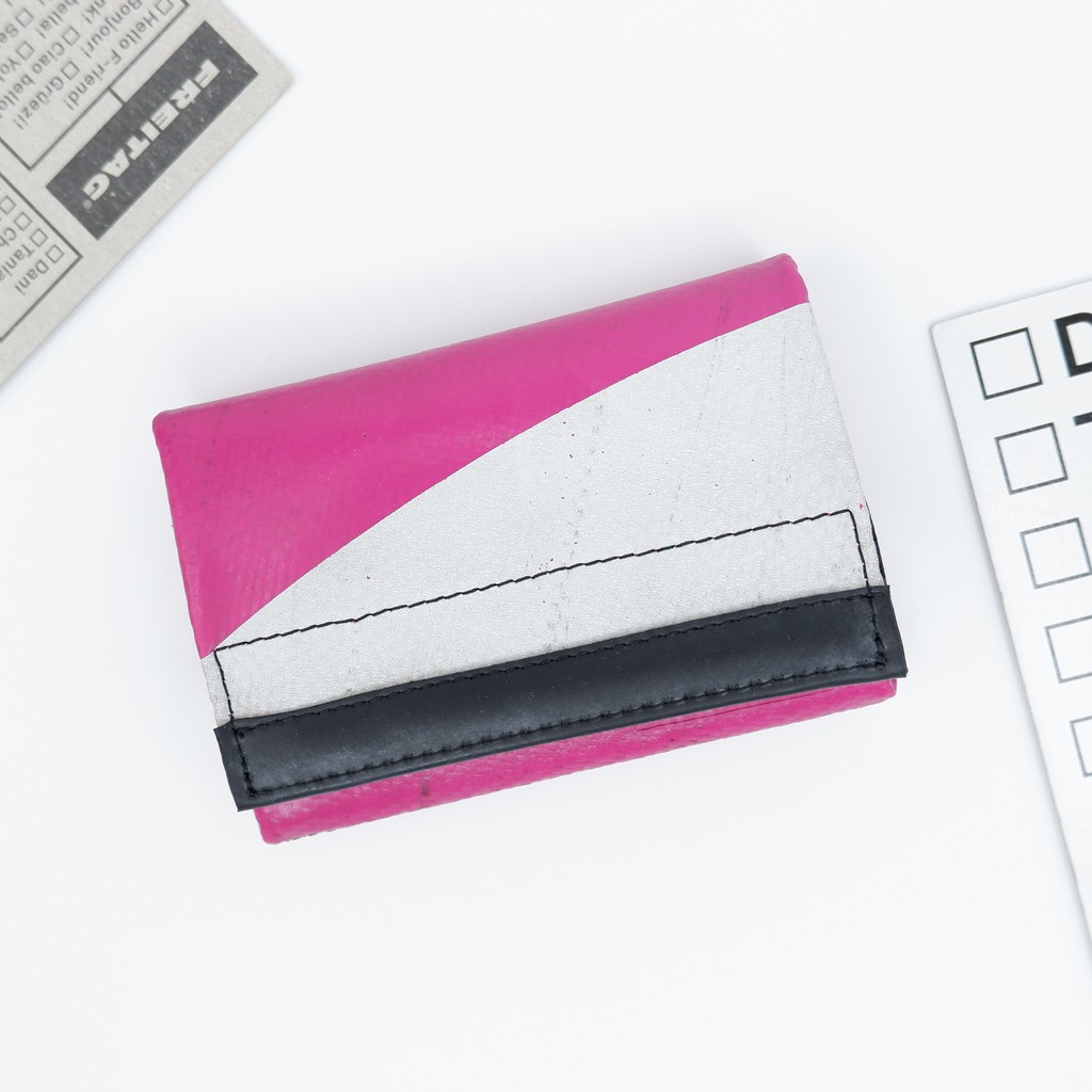 กระเป๋าสตางค์ Freitag รุ่น F50 E.T.  ผ้าใบสีชมพู สกรีนสีขาว ไส้สีเงิน มือ 1