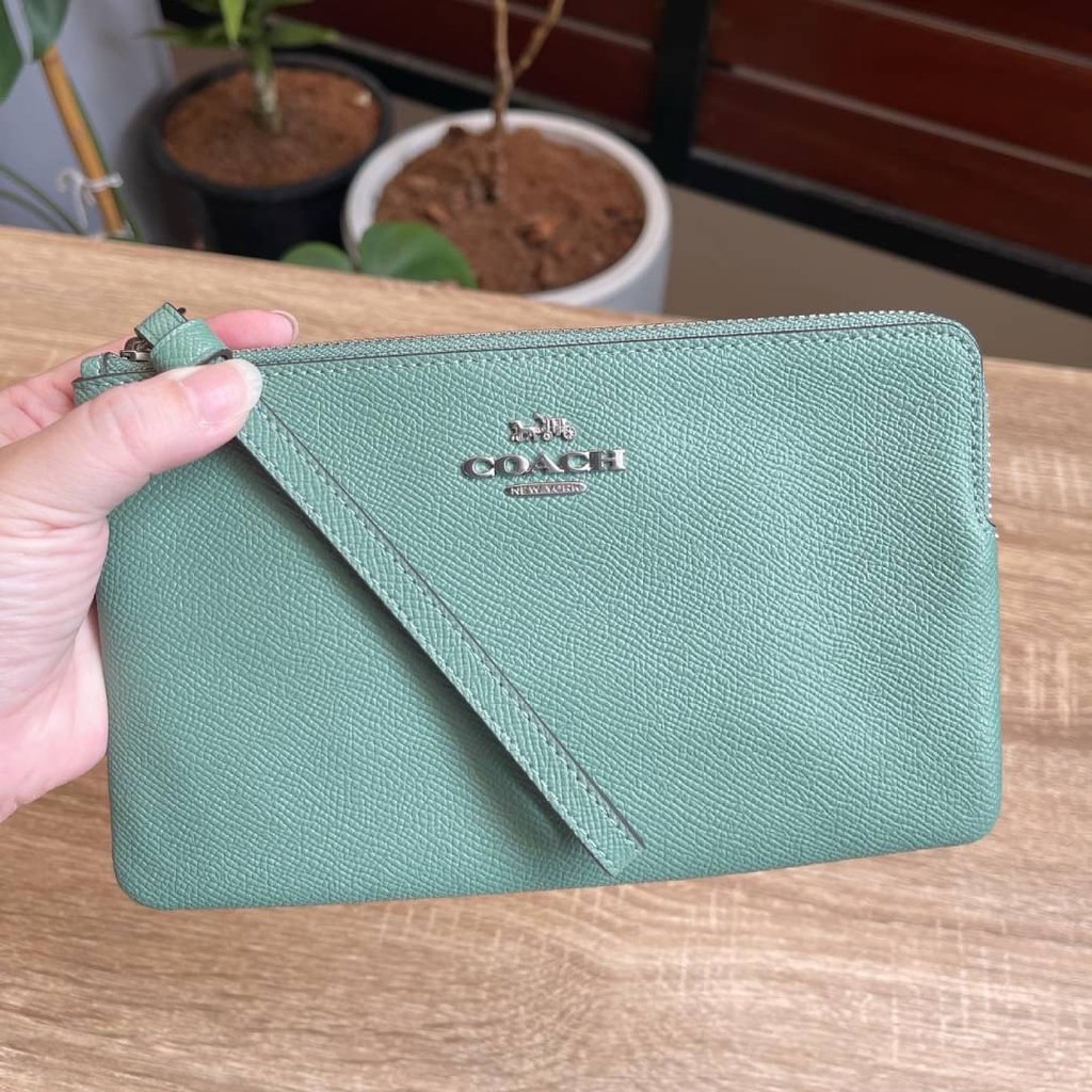 👑ผ่อน0%~แท้100%👑 กระเป๋าสตางค์ คล้องมือ สีเขียวใบใหญ่ คล้องมือ สีเขียว  LARGE CORNER ZIP WRISTLET (C