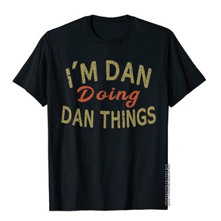 เสื้อยืดผ้าฝ้าย เสื้อยืดผ้าฝ้าย พิมพ์ลาย Im DAN DOING DAN THINGS ของขวัญ สําหรับครอบครัว