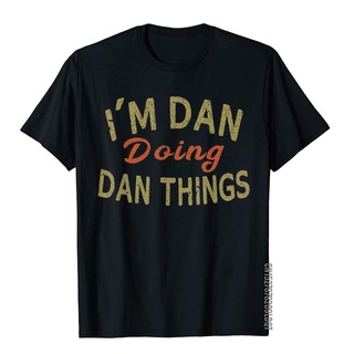 เสื้อยืดผ้าฝ้าย เสื้อยืดผ้าฝ้าย พิมพ์ลาย Im DAN DOING DAN THINGS ของขวัญ สําหรับครอบครัว