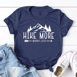 คอลูกเรือเสื้อยืด พิมพ์ลายกราฟฟิค Hike More Worry Less สําหรับเดินป่า ตั้งแคมป์กลางแจ้งS-5XL