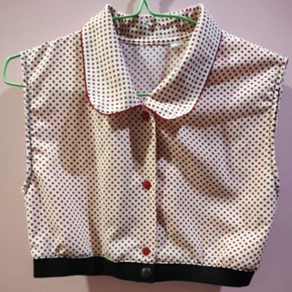 เสื้อครอป ลาย polka dot ลายจุดสีแดง พื้นขาว คอปก แขนกุด กระดุมหน้า