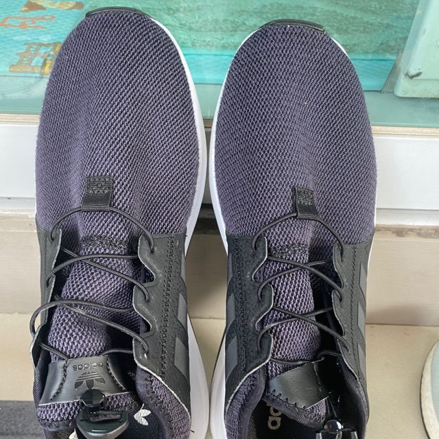 รองเท้าผ้าใบ adidas size us 8 สีดำ