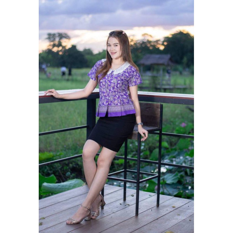 เสื้อปาเต๊ะคอลูกไม้ (ม่วงขาว)