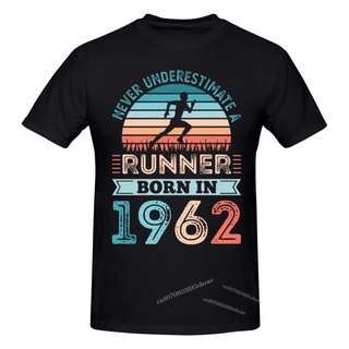 [COD]เสื้อยืด พิมพ์ลาย Runner Born In 1962 60th Birthday Gift Running Dad สําหรับผู้ชาย ผู้หญิงS-5XL