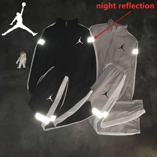 Nikes ของแท้ 100% Air Jordan ชุดเสื้อแจ็กเก็ต และกางเกงกีฬาลําลอง สะท้อนแสง สําหรับผู้ชาย