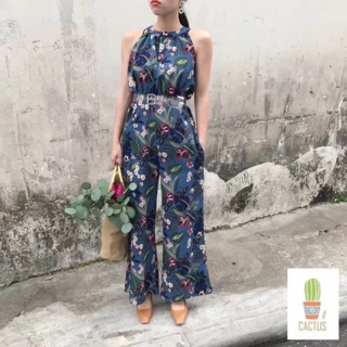 Jumpsuit ผ้าเนื้อดีลายดอกไม้พร้อมเข็มขัดมาคู่กันสีใสสุดคลาสสิค สวยอะไรเบอร์นี้ค่ะ แอดมินยอมรับเลยค่ะ