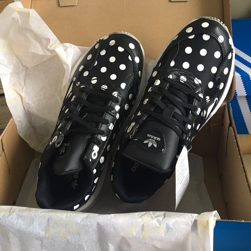 รองเท้าผ้าใบadidas original