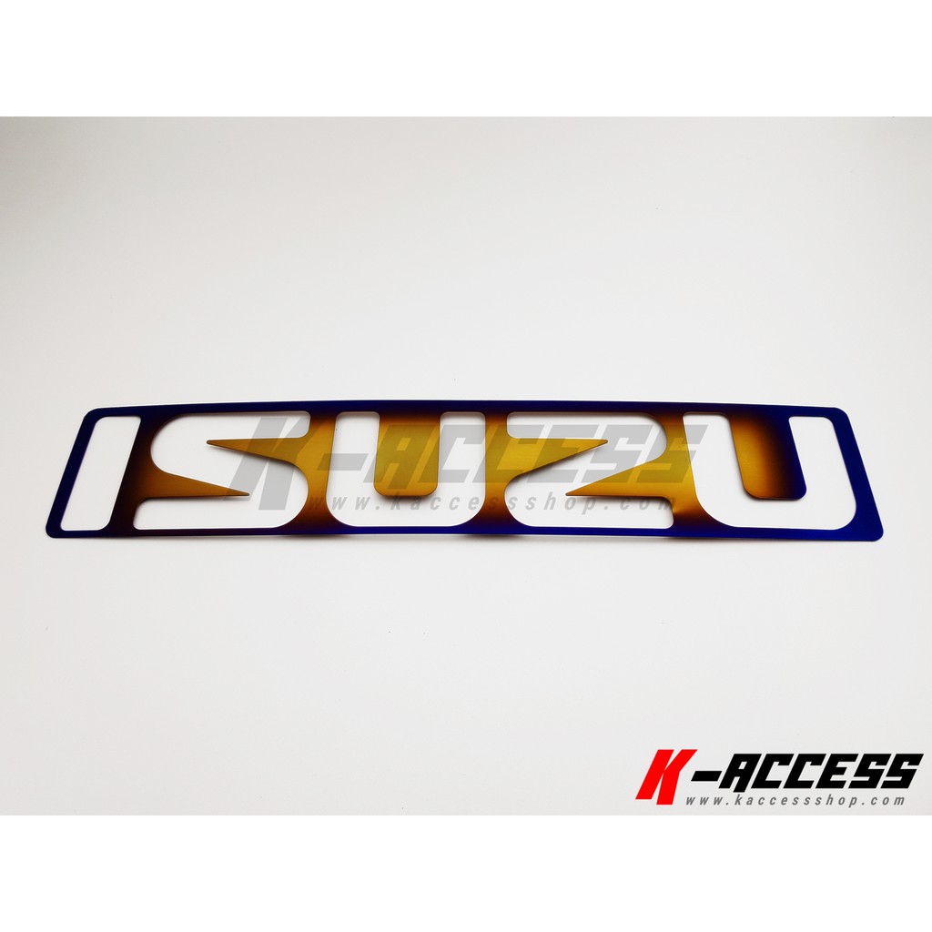 เพลทครอบโลโก้ Isuzu สีไทเทเนียม