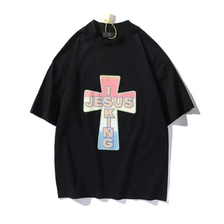 🔥 สินค้าพร้อมส่ง Kanye Jesus Is King Rainbow cross แขนสั้นคู่รักสตรีทแฟชั่นเสื้อยืดเสื้อยืดฤดูร้อน [M-XXL] 🔥