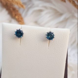 London Blue Topaz Earring​ ต่างหูพลอยลอนดอนบลูโทพาส ขนาด 4มม เรียบหรู ใส่ได้บ่อย ตัวเรือนเงินแท้ 925